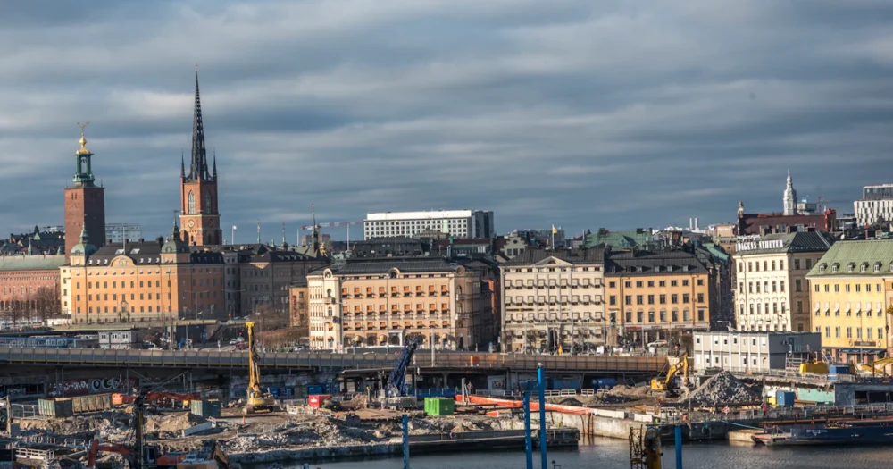 Betongbyggnad vid vatten